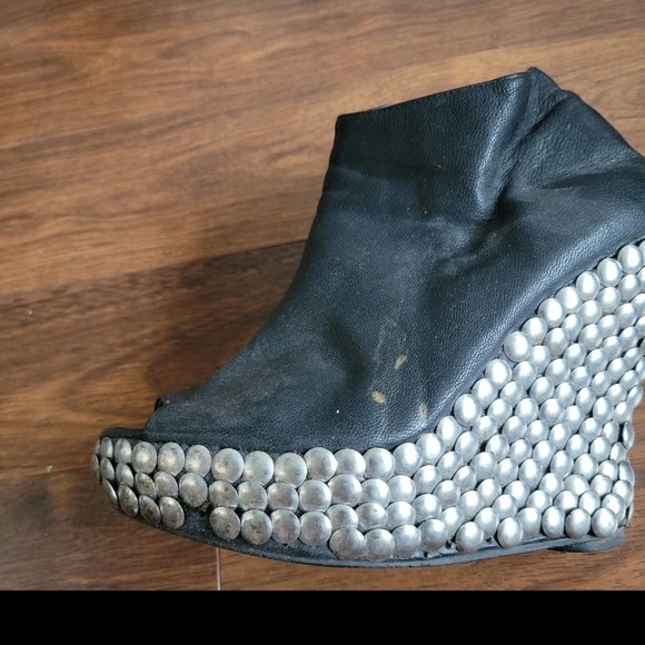 Jeffrey Campbell, Wedged Heel Open Toe, Black Leather with Studs, Size 8.5 - Picture 6 of 6